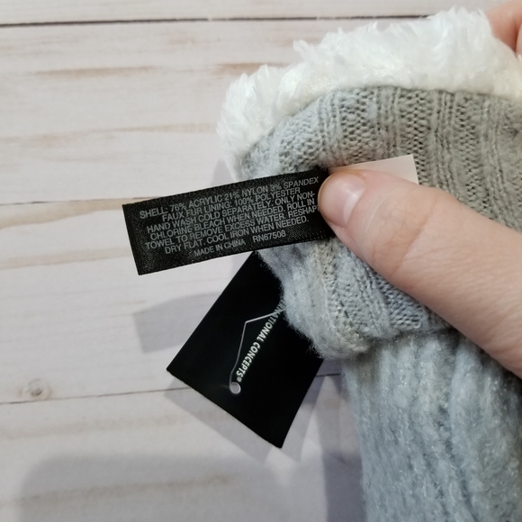 *Grey Fleece Lined Chevron Knit Mittens - Picture 4 of 4